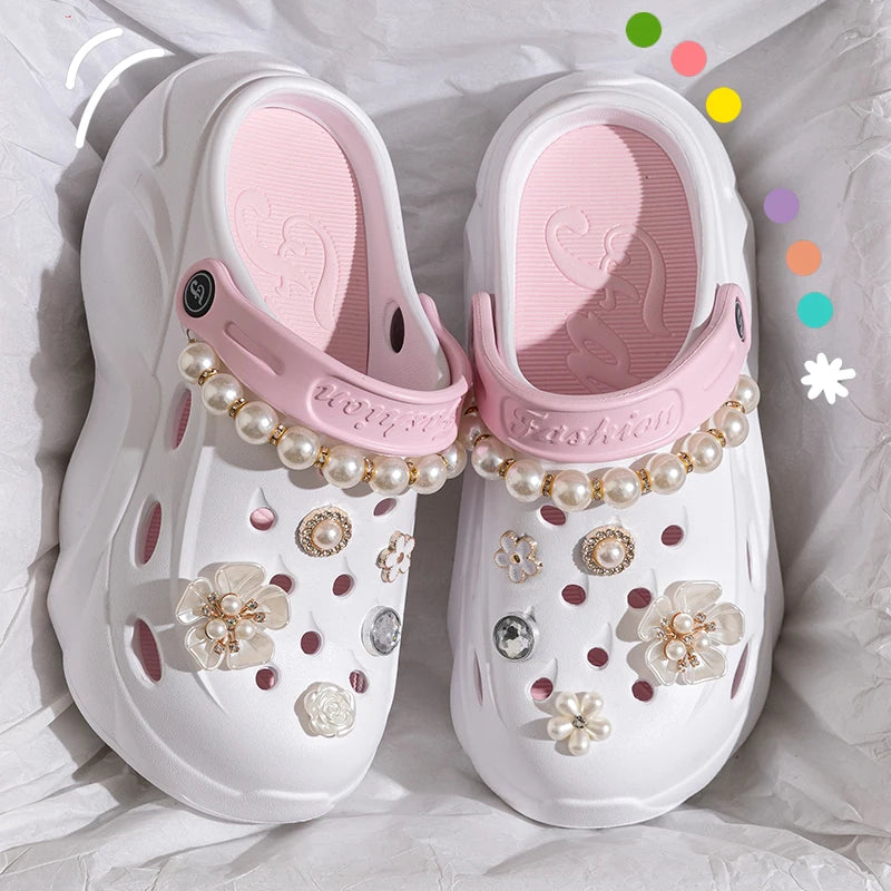 Sandales à plateforme épaisses avec chaîne de perles pour femmes, sandales de plage à semelle épaisse d'été 2024, sabots antidérapants en EVA à fleurs, chaussures de jardin