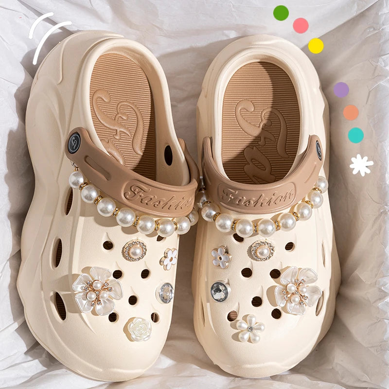 Sandales à plateforme épaisses avec chaîne de perles pour femmes, sandales de plage à semelle épaisse d'été 2024, sabots antidérapants en EVA à fleurs, chaussures de jardin
