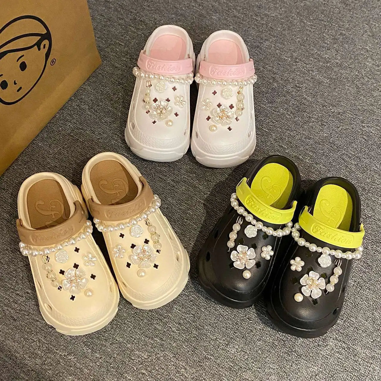 Sandales à plateforme épaisses avec chaîne de perles pour femmes, sandales de plage à semelle épaisse d'été 2024, sabots antidérapants en EVA à fleurs, chaussures de jardin
