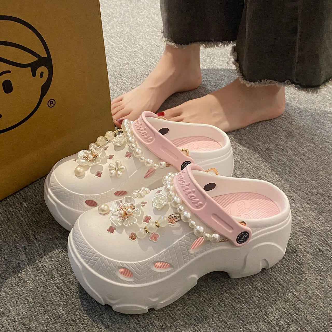 Sandales à plateforme épaisses avec chaîne de perles pour femmes, sandales de plage à semelle épaisse d'été 2024, sabots antidérapants en EVA à fleurs, chaussures de jardin