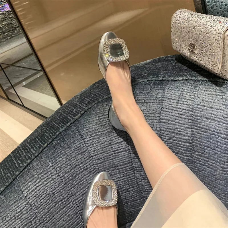 Été 2024 Nouvelle Mode Femmes Soie Tête Ronde Carré Diamant Brillant Bouche Peu Profonde Creuse Voyage Vacances Plat Simple Chaussures