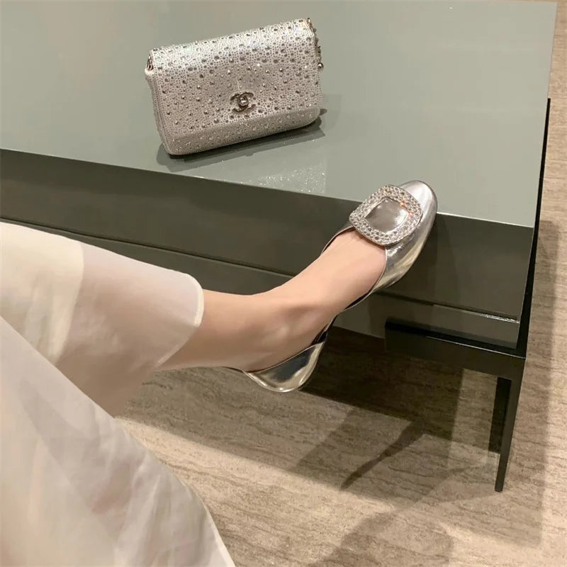 Été 2024 Nouvelle Mode Femmes Soie Tête Ronde Carré Diamant Brillant Bouche Peu Profonde Creuse Voyage Vacances Plat Simple Chaussures