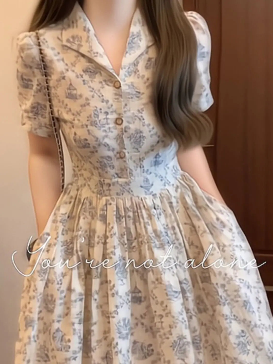 French Retro Floral Mid-length Style for Women with Waist-hugging and Short-sleeved A-line Dress