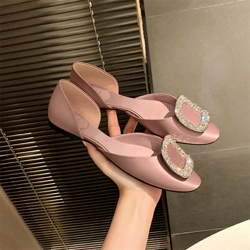 Été 2024 Nouvelle Mode Femmes Soie Tête Ronde Carré Diamant Brillant Bouche Peu Profonde Creuse Voyage Vacances Plat Simple Chaussures