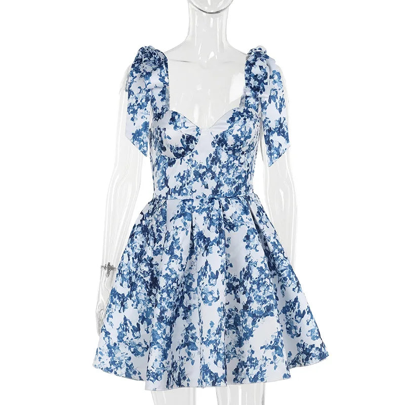 Imprimé floral de vacances d'été ; mignon et élégant ; mini robe trapèze à épaules dénudées ; mode nouée ; robe de soirée pour femme.