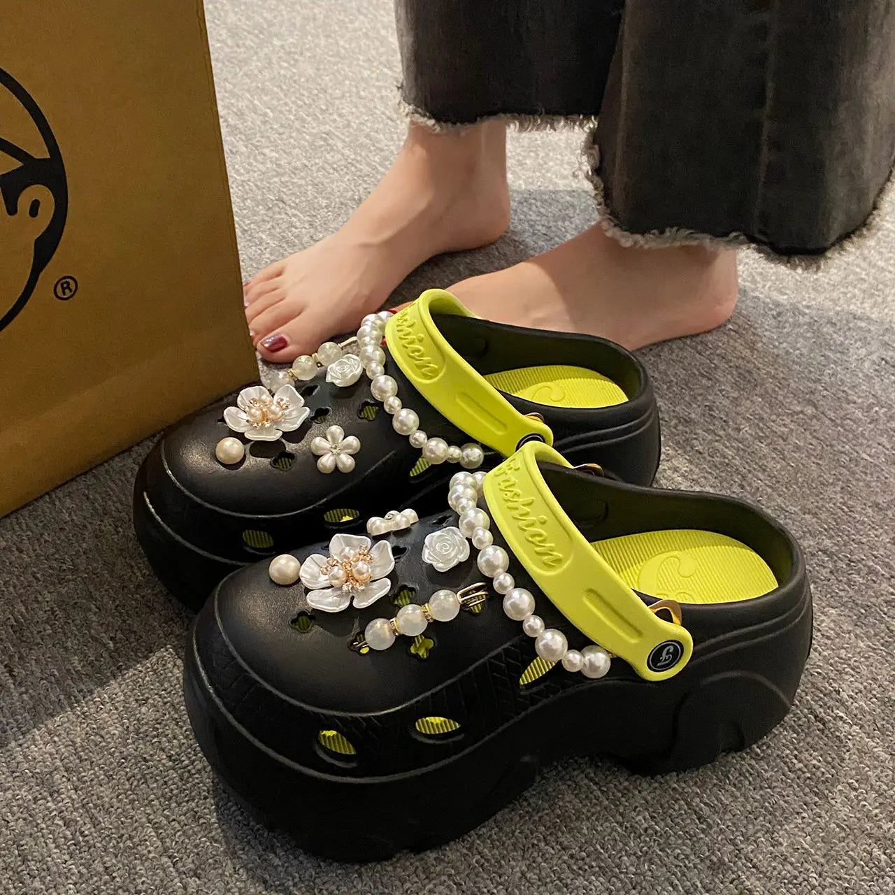 Sandales à plateforme épaisses avec chaîne de perles pour femmes, sandales de plage à semelle épaisse d'été 2024, sabots antidérapants en EVA à fleurs, chaussures de jardin