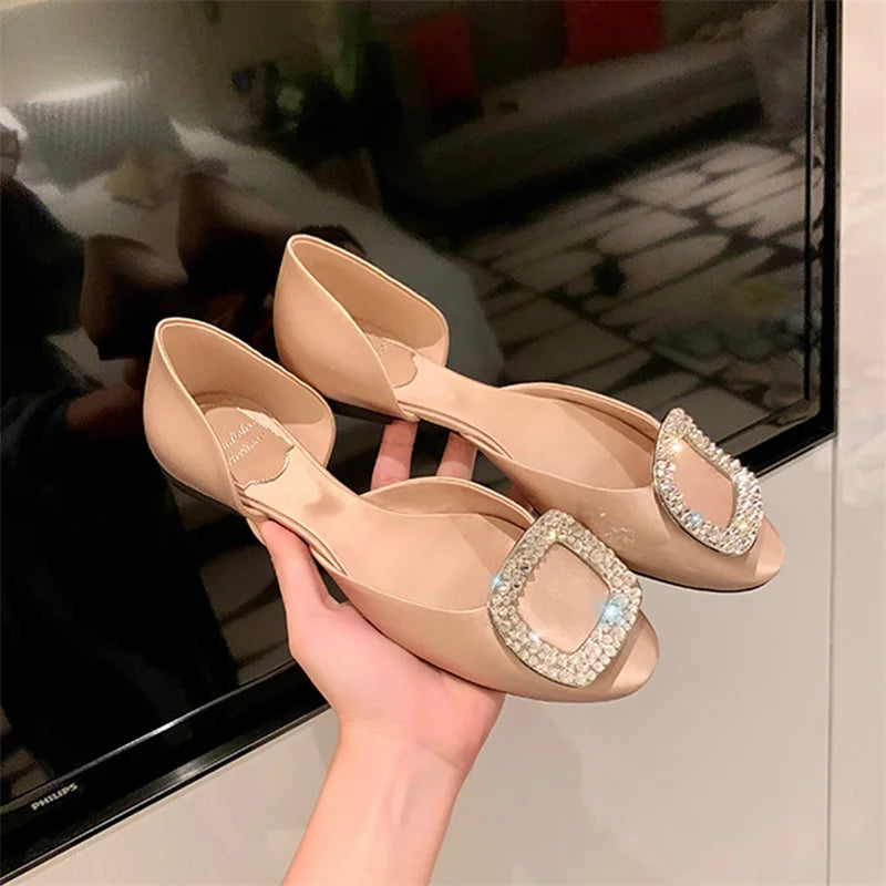 Été 2024 Nouvelle Mode Femmes Soie Tête Ronde Carré Diamant Brillant Bouche Peu Profonde Creuse Voyage Vacances Plat Simple Chaussures
