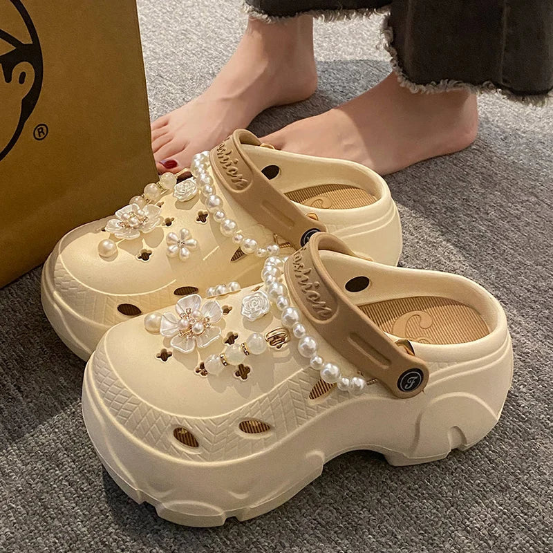 Sandales à plateforme épaisses avec chaîne de perles pour femmes, sandales de plage à semelle épaisse d'été 2024, sabots antidérapants en EVA à fleurs, chaussures de jardin